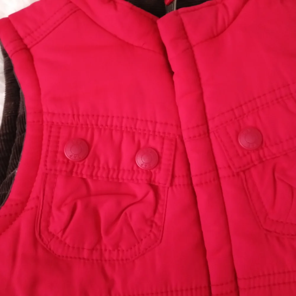 Gap Vest Toldder boy Size 2T corduroy and puffer reversible exelente conditions